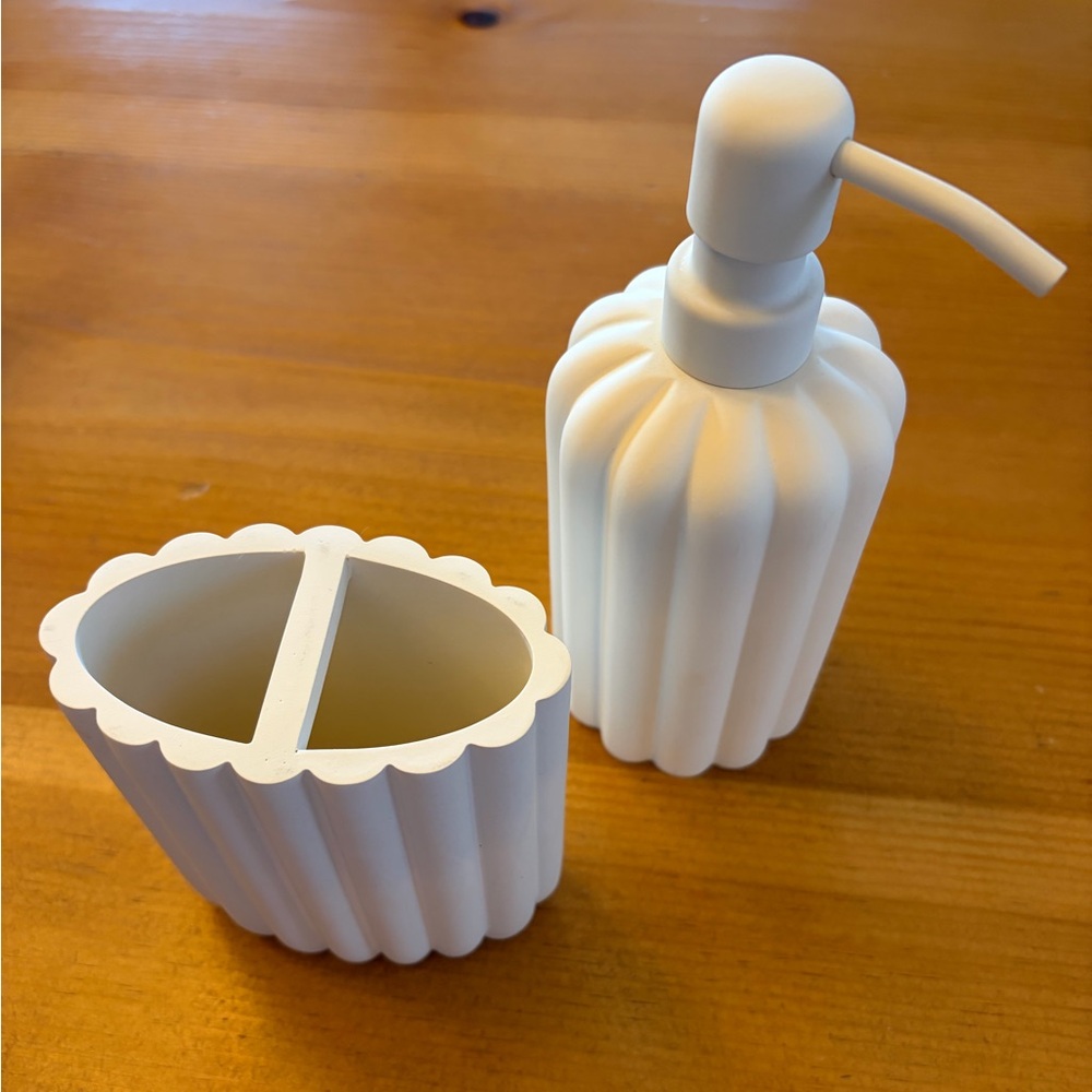 Ivory Resin Bathroom Accessories Set